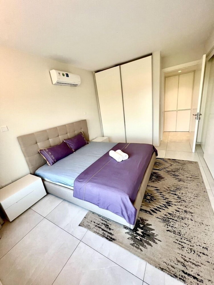 Emerald Bay Suites, Chipre