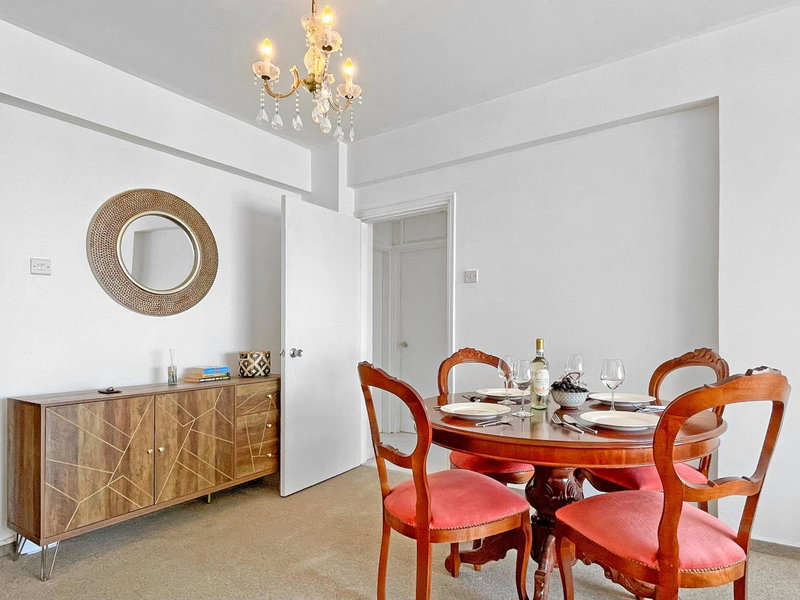 2BR Seafront Apt in center with community pool, Larnaka, Chypre