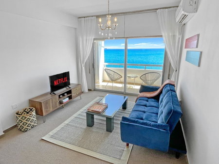 2BR Seafront Apt in center with community pool, Larnaka, Chypre