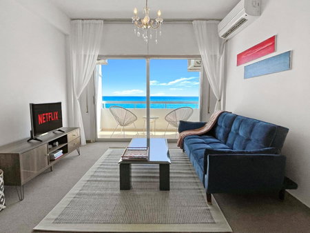 2BR Seafront Apt in center with community pool, Larnaka, Chypre