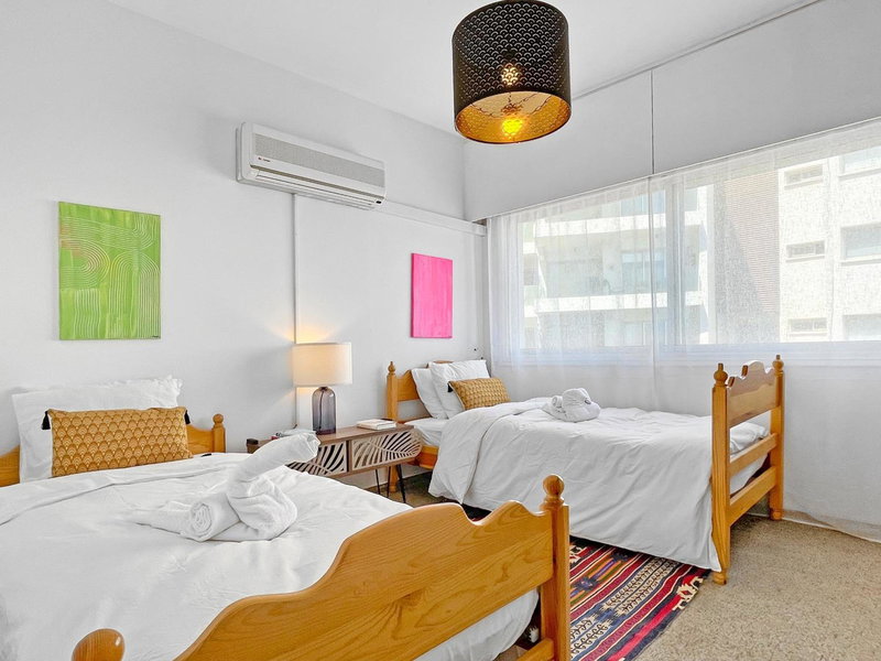2BR Seafront Apt in center with community pool, Larnaka, Chypre