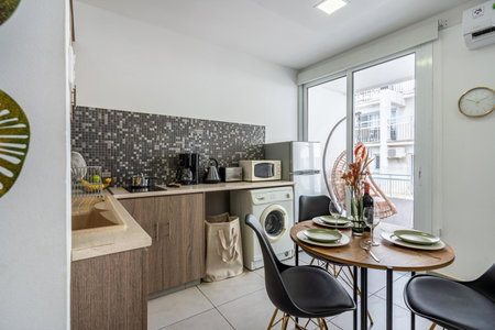 Beach Daze 1-BR Apt By Finikoudes Beach, Larnaka, Cyprus