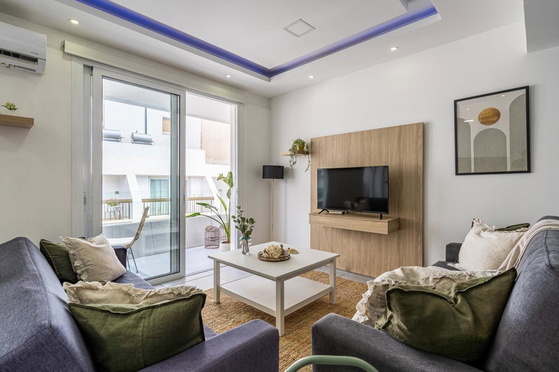 Beach Daze 1-BR Apt By Finikoudes Beach, Larnaka, Cyprus