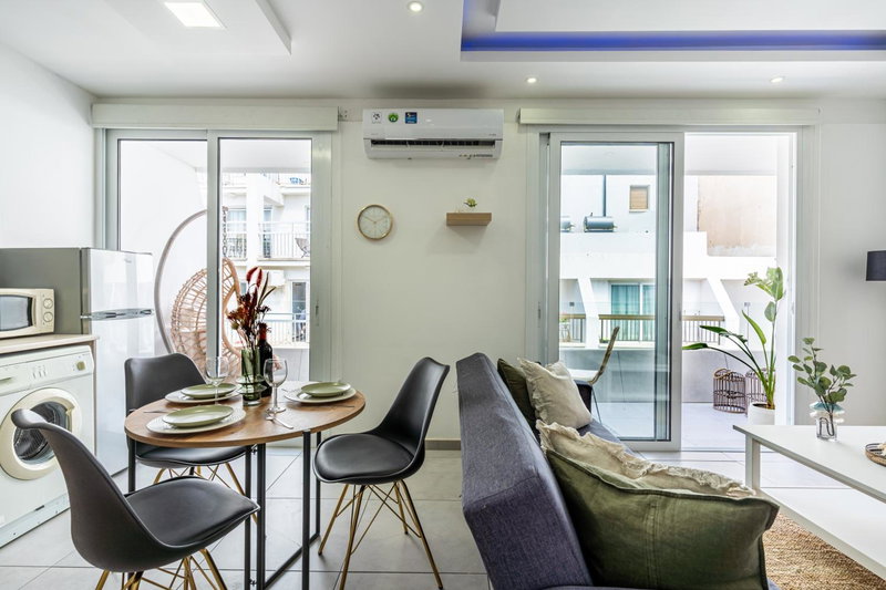 Beach Daze 1-BR Apt By Finikoudes Beach, Larnaka, Cyprus