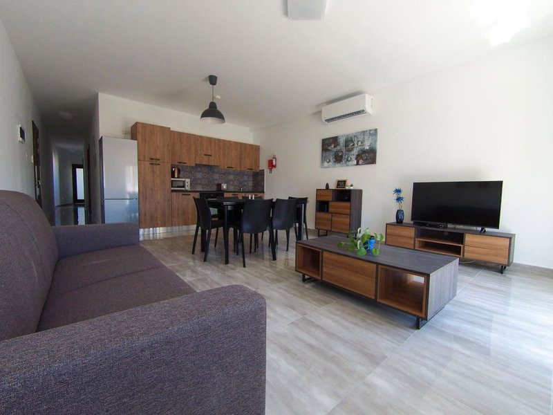 F9 Room 1, Private Double room with private bathroom in shared Flat, Msida, Malta