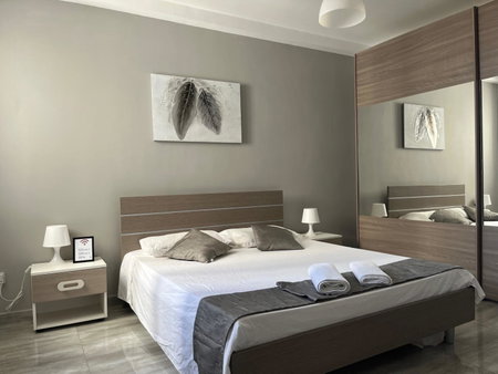 F9 Room 1, Private Double room with private bathroom in shared Flat, Msida, Malta