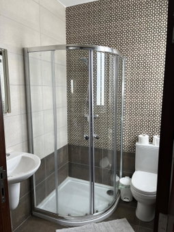 F9 Room 1, Private Double room with private bathroom in shared Flat, Msida, Malta