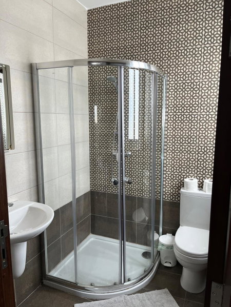 F9 Room 1, Private Double room with private bathroom in shared Flat, Msida, Malta
