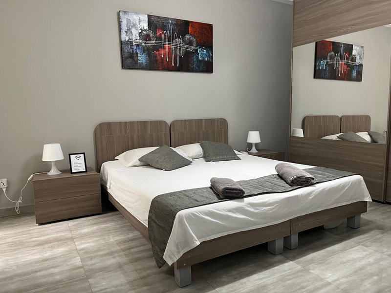 F7 Room 1, Private Double room with private bathroom in shared Flat, Msida, Мальта