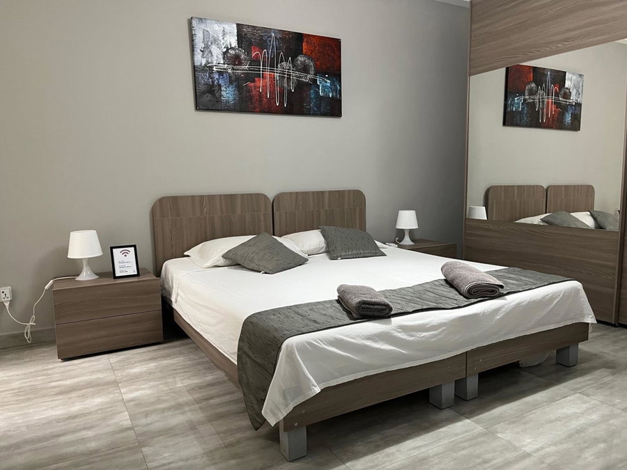 F7 Room 1, Private Double room with private bathroom in shared Flat, Msida, Мальта