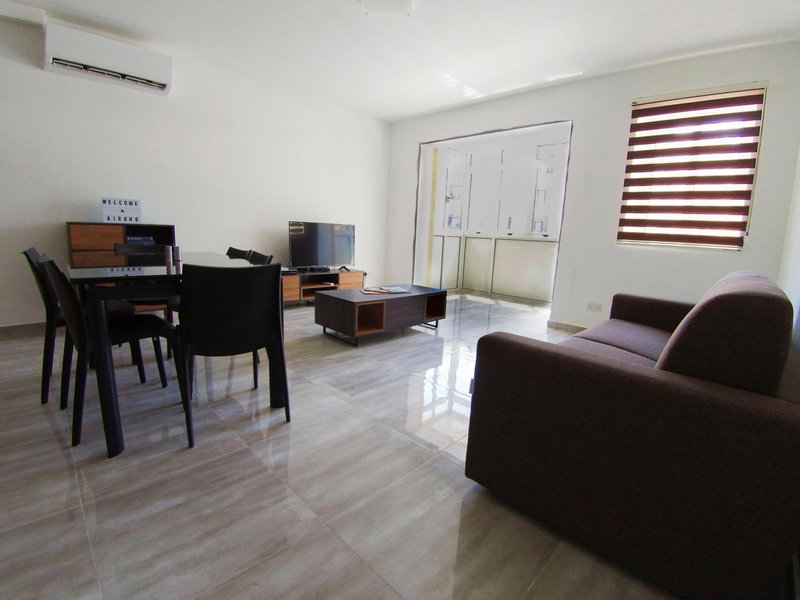 F7 Room 1, Private Double room with private bathroom in shared Flat, Msida, Мальта