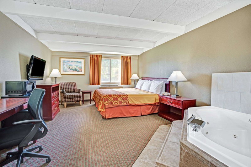 Travelodge by Wyndham Iowa City, Iowa City, United States