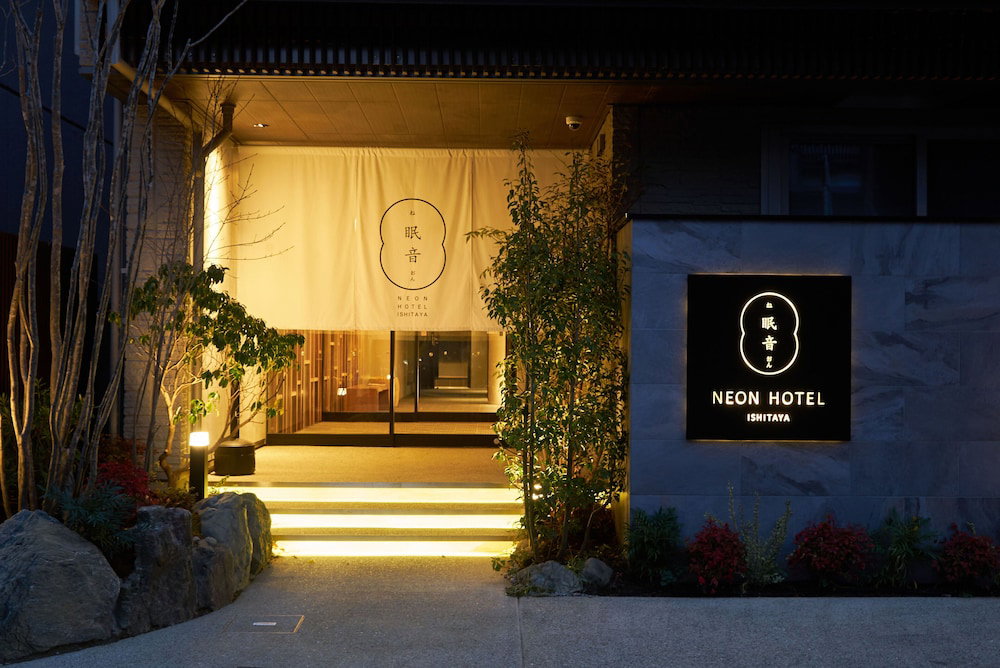 Neon Hotel, Japón