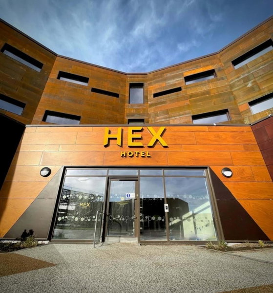 Hex Wildlife Hotel at Yorkshire Wildlife Park, Doncaster, Великобритания