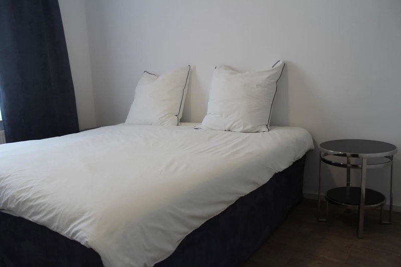 Singapore·CHILLINGHOUSE # 7, 3 Min.vom ICE,NETFLIX, Siegburg, Germany