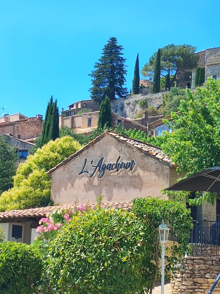 Hotel · Vilajoun, Joucas