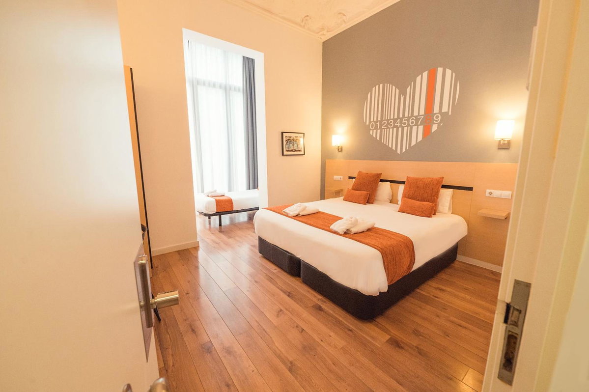 Отель · Hostal Live Natura Barcelona, Barcelona