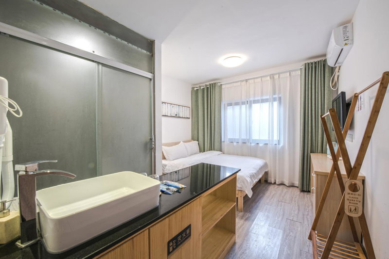 Hidden Garden Youth Hostel -Oriental Pearl &Lujiazui -Garden Social Area -Bar -Café -Free Laundry Luggage Storage -24H Front Desk -English Service, Shanghai, China