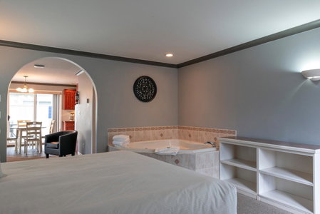 Tiki Shores Inn & Suites, Penticton, Canada