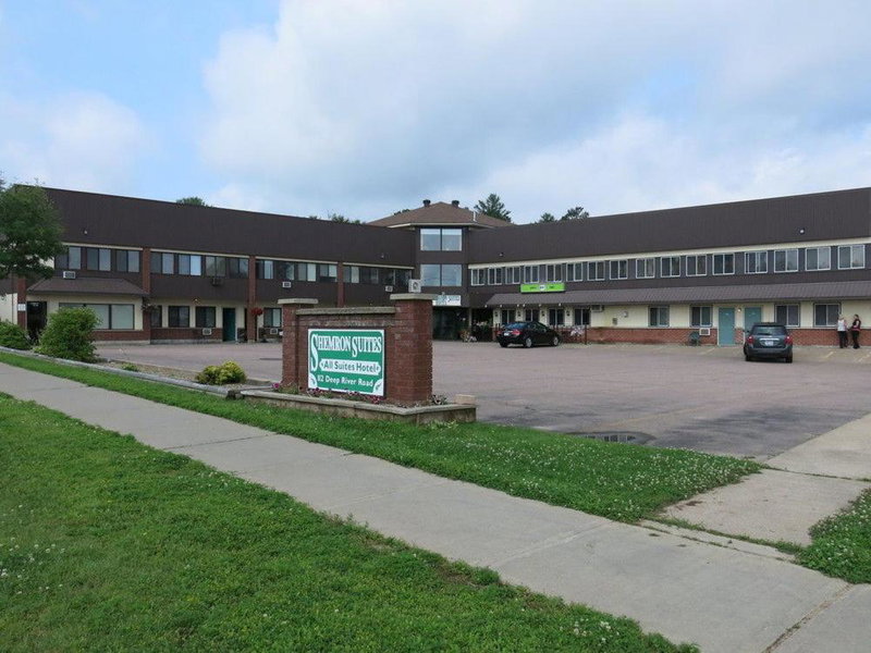 Shemron Suites Hotel, Deep River, Canada