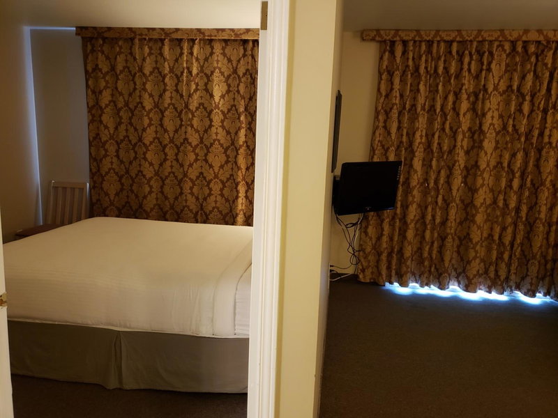 Shemron Suites Hotel, Deep River, Canada