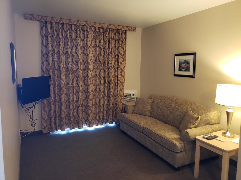 Shemron Suites Hotel, Deep River, Canada
