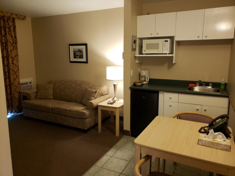Shemron Suites Hotel, Deep River, Canada