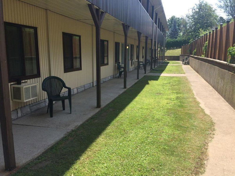 Shemron Suites Hotel, Deep River, Canada