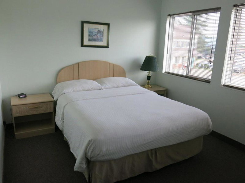 Shemron Suites Hotel, Deep River, Canada