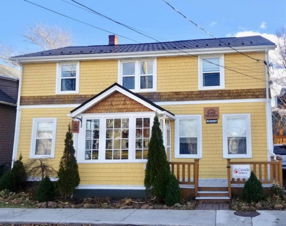 Sunny Home B&B, Canada