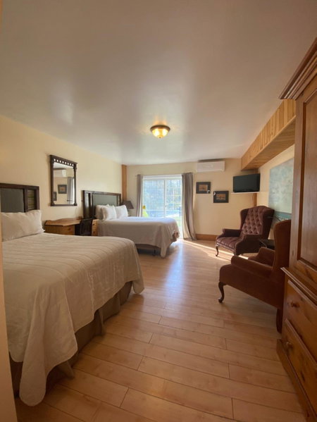Timber House Resort, Quinte West, Canada