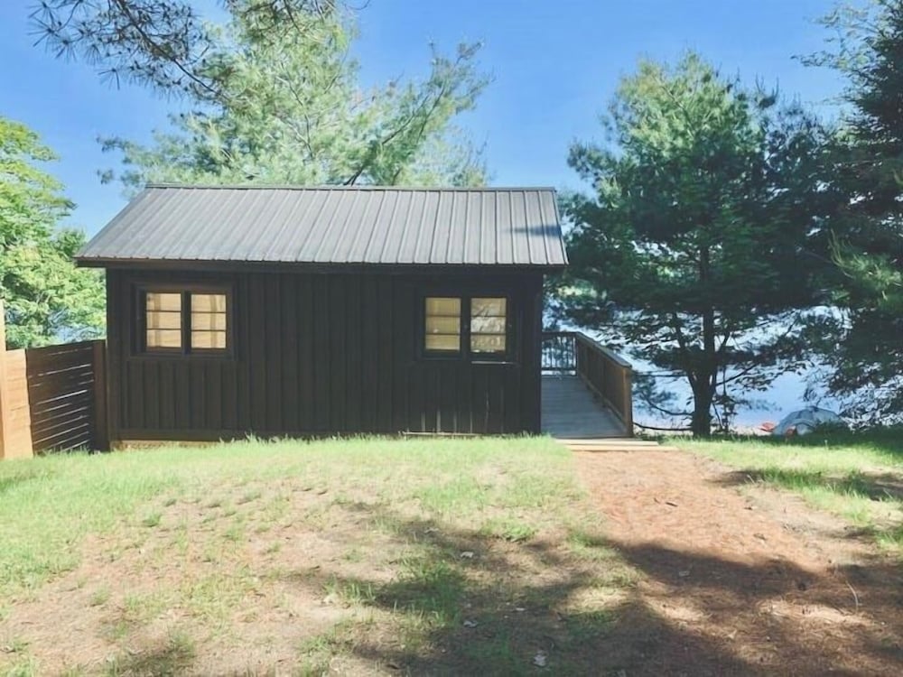 Hotel · Muskoka Lake Cottages, Muskoka Lakes