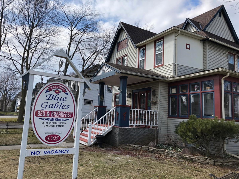 Blue Gables Bed and Breakfast, Niagara Falls, Canada