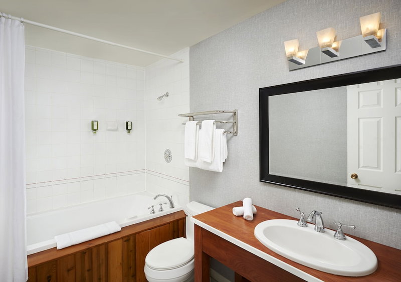 Sir Sam's Inn & Waterspa - Adults Only, Dysart et al, Canada