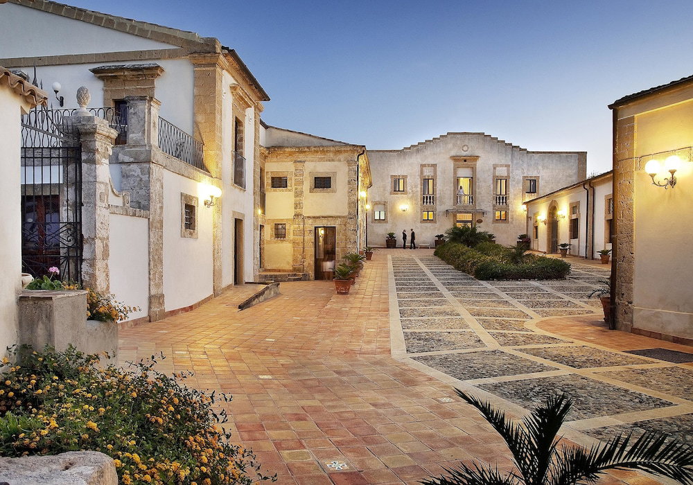 Отель · Hotel Villa Favorita, Noto