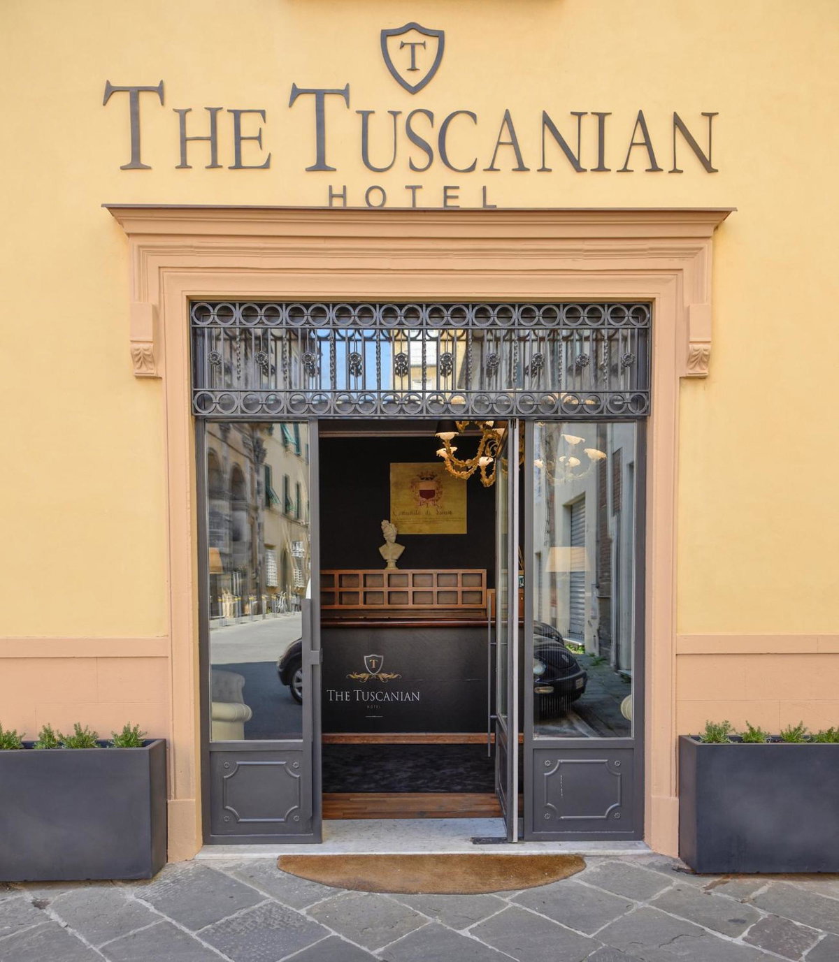 The Tuscanian Hotel, Italia