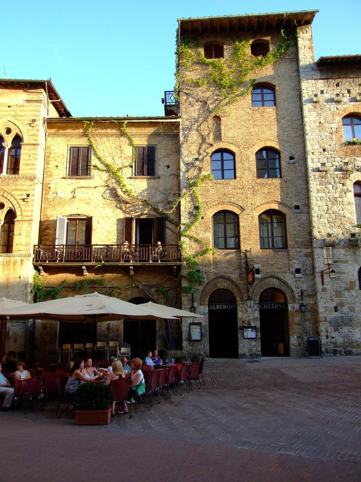 Отель · Hotel La Cisterna, San Gimignano