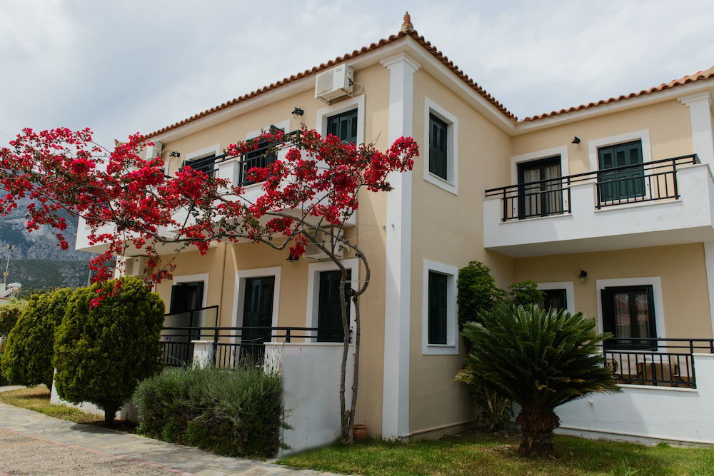 So Nice Hotel, Grecia