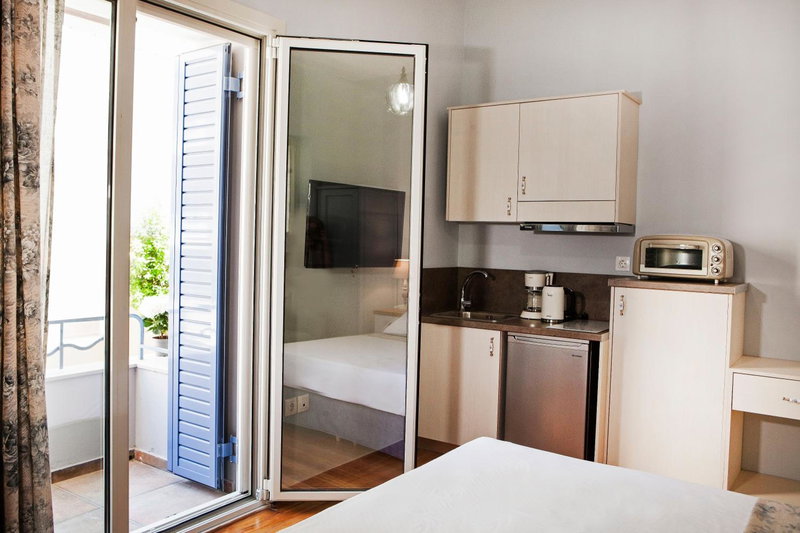 Lovely 1st Fl. Apt, with Balcony in Pagrati, Athens, Grecia