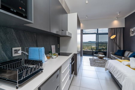 Top Floor Menlyn Maine studio apartment with Stunning Views & No Load Shedding, Pretoria, Südafrika