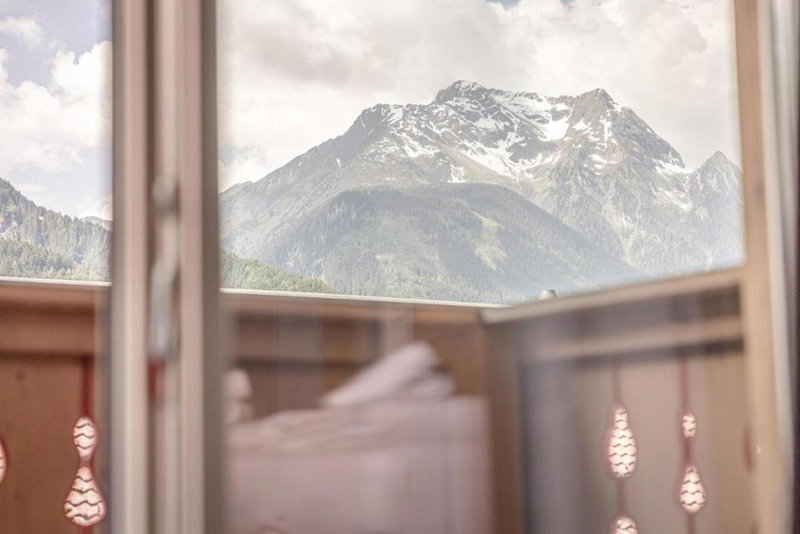 Partyhouse HARAKIRI stay DIFFERENT 60 seconds to MOUNTAINS! Free PARKING! Self CHECK-IN, Mayrhofen, Austria