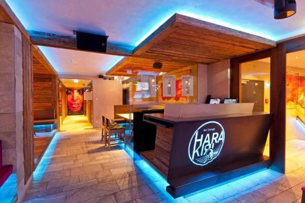 Partyhouse HARAKIRI stay DIFFERENT 60 seconds to MOUNTAINS! Free PARKING! Self CHECK-IN, Mayrhofen, Austria