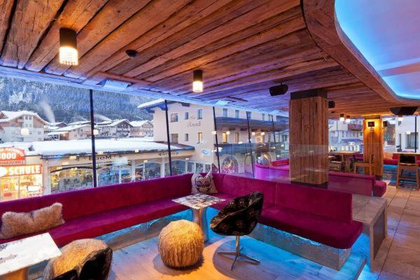 Partyhouse HARAKIRI stay DIFFERENT 60 seconds to MOUNTAINS! Free PARKING! Self CHECK-IN, Mayrhofen, Austria