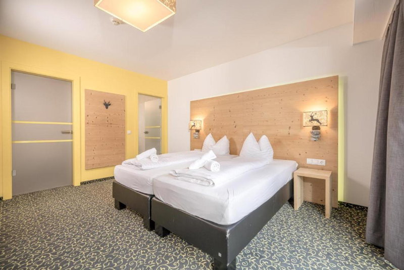 Partyhouse HARAKIRI stay DIFFERENT 60 seconds to MOUNTAINS! Free PARKING! Self CHECK-IN, Mayrhofen, Austria