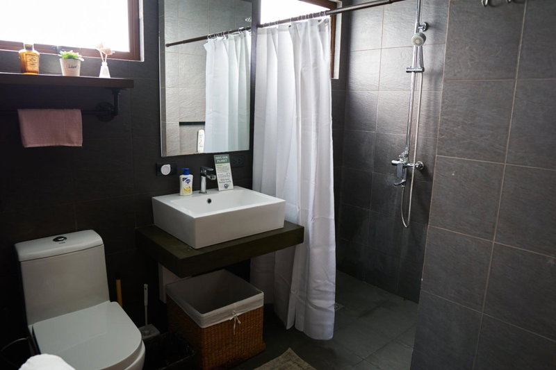 ISLA VILLA 1 amazing waterfall pool house near beach, bars & restaurants, Mactan, Philippines