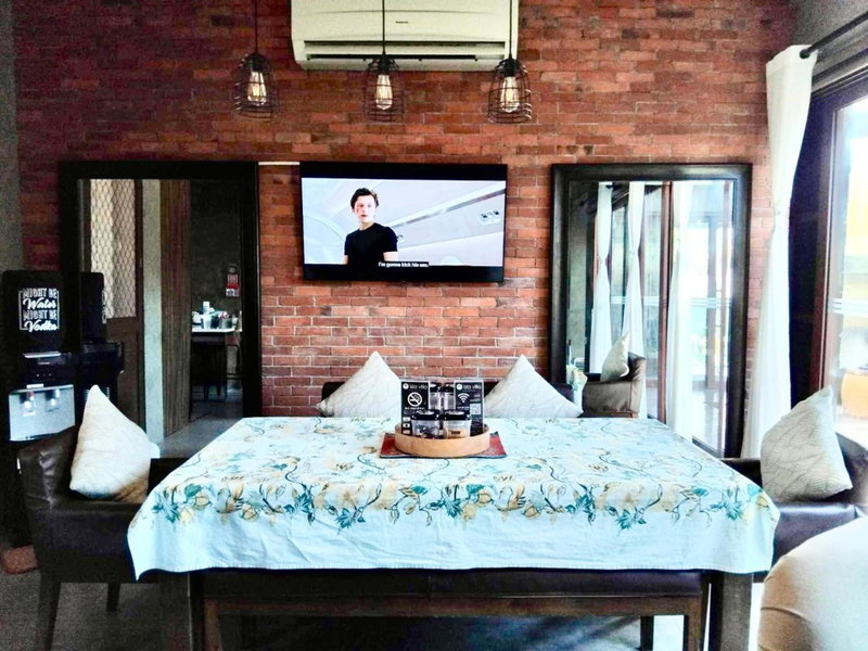 ISLA VILLA 1 amazing waterfall pool house near beach, bars & restaurants, Mactan, Philippines