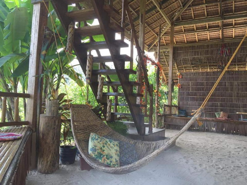 Jungle bar Resto & Cottages, Port Barton, Filipinas