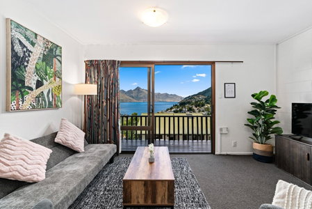 Town Centre Location with Stunning View - Unit 8, Queenstown, New Zealand