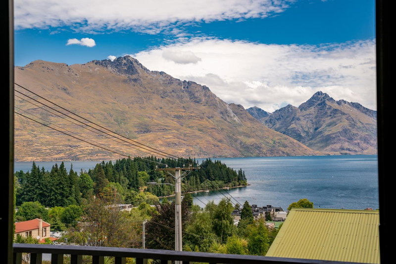 Town Centre Location with Stunning View - Unit 8, Queenstown, New Zealand