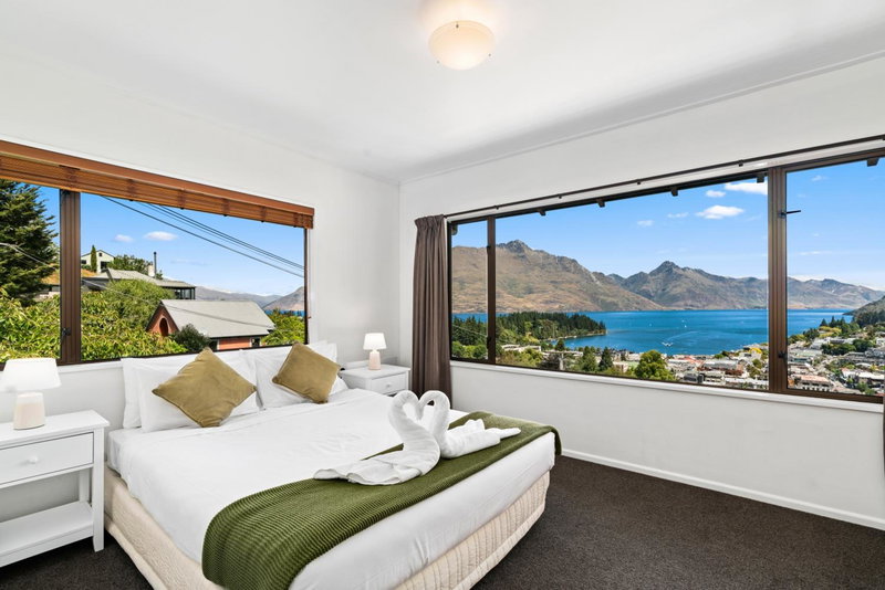 Town Centre Location with Stunning View - Unit 8, Queenstown, New Zealand